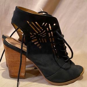 Women’s heels size 8